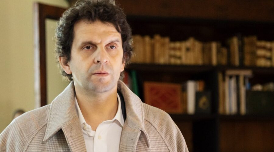Marco Mario De Notaris (Fusco) in “Un Posto al Sole”. Credits: Rai.