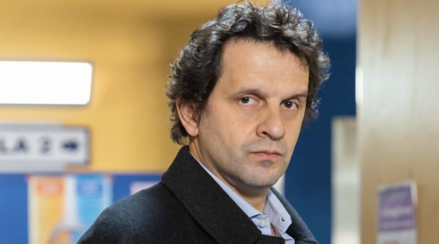 Marco Mario De Notaris (Fusco) in “Un Posto al Sole”. Credits: Rai.