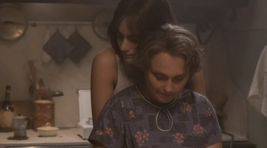 Miriam Leone (Oriana Fallaci) e Rosanna Gentili (Tosca) in “Miss Fallaci”. Credits: Paramount/Rai.