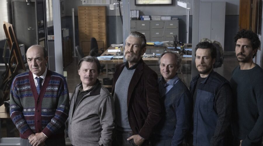 Da sinistra: Gino Nardella (Ugo), Massimiliano Caprara (Michele), Marco Giallini (Rocco), Christian Ginepro (Mimmo), Paolo Bernardini (Italo), Alberto Lo Porto (Antonio) in un posato per “Rocco Schiavone” 6. Credits: Rai.