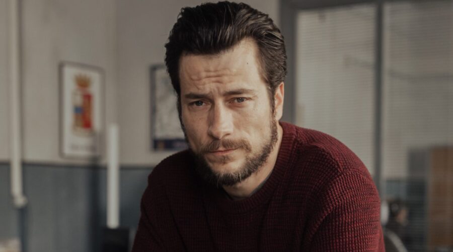 Paolo Bernardini (Italo) in una scena di “Rocco Schiavone 6”. Credits: Rai.