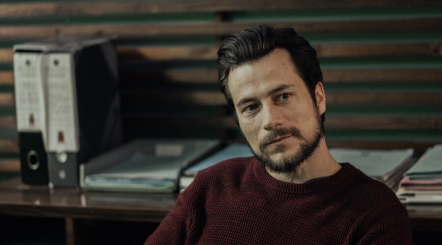 Paolo Bernardini (Italo) in una scena di “Rocco Schiavone 6”. Credits: Rai.