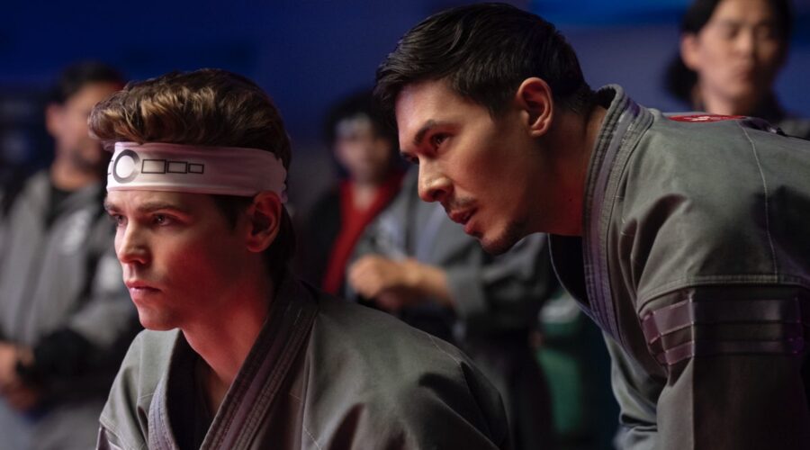Patrick Luwis (Axel) e Lewis Tan (Sensei Wolf) in “Cobra Kai”. Credits: Curtis Bonds Baker/Netflix © 2025.