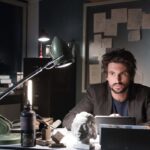 Tom Beck (Felix) in una scena di “Einstein”. Credits: Mediaset Infinity.