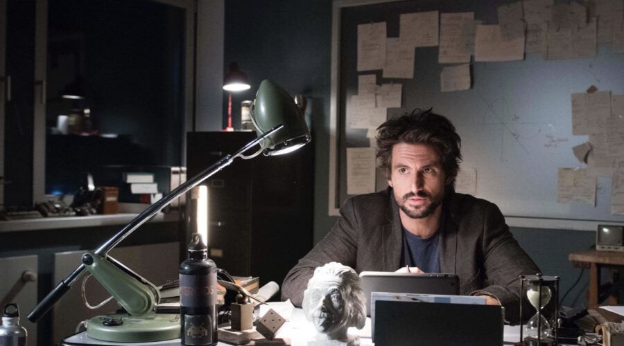 Tom Beck (Felix) in una scena di “Einstein”. Credits: Mediaset Infinity.