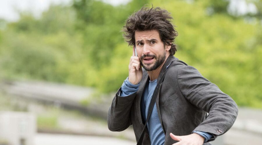 Tom Beck (Felix) in una scena di “Einstein”. Credits: Mediaset Infinity.