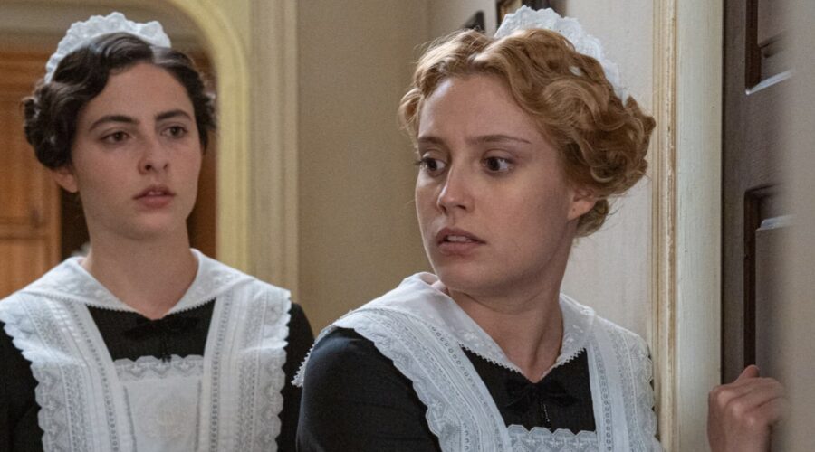 Da sinistra: Angela Echaniz Oyarzabal (Vera Gonzales) e Ana Garces (Jana Exposito) in una scena de “La Promessa”. Credits: RTI Mediaset.