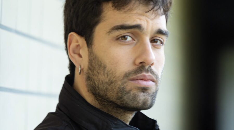 Vladimir Randazzo (Nunzio) in una scena di “Un Posto Al Sole”. Credits: Rai.
