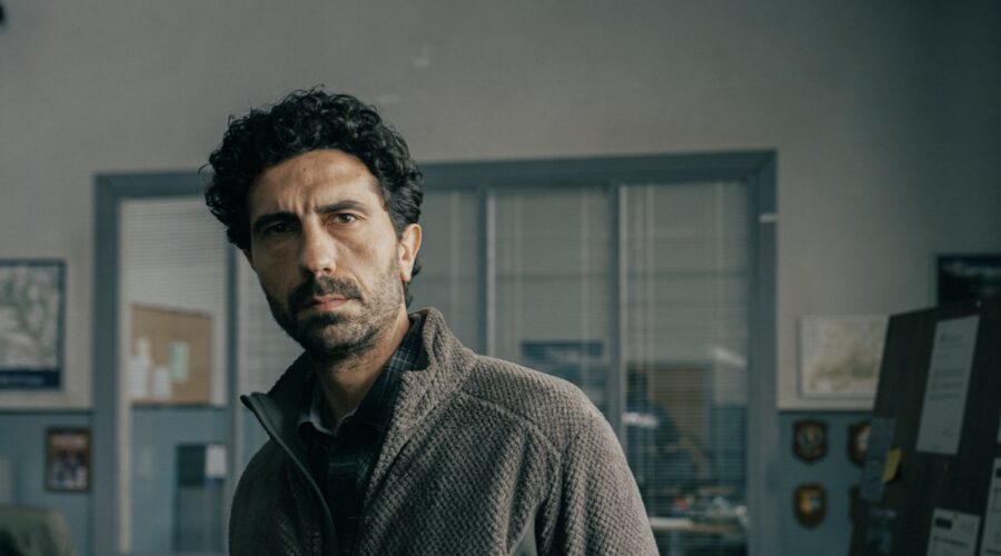 Alberto Lo Porto (Antonio Scipioni) in un posato per “Rocco Schiavone”. Credits: Rai.
