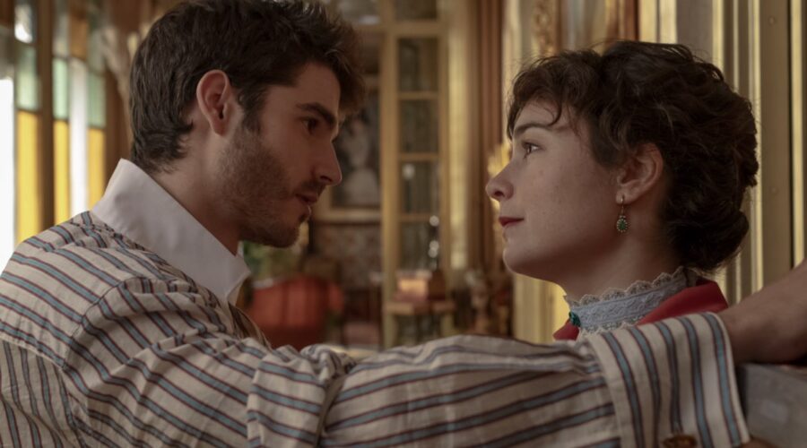 Da sinistra: Álvaro Mel (Santiago) e Nadia de Santiago (Elena) in una scena di “Manuale per signorine”. Credits: Manuel Fernández Valdes/NETFLIX © 2024.