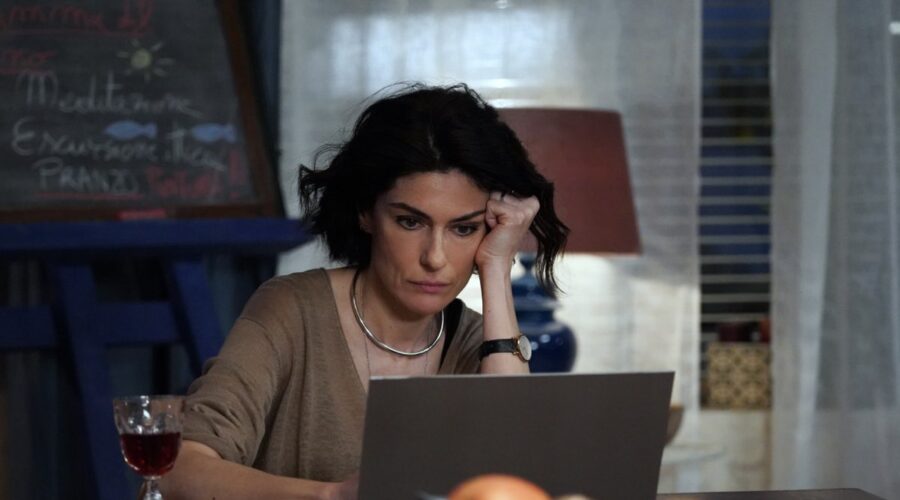 Anna Valle (Anna Reali) in una scena per “Le onde del passato”. Credits: RTI Mediaset.