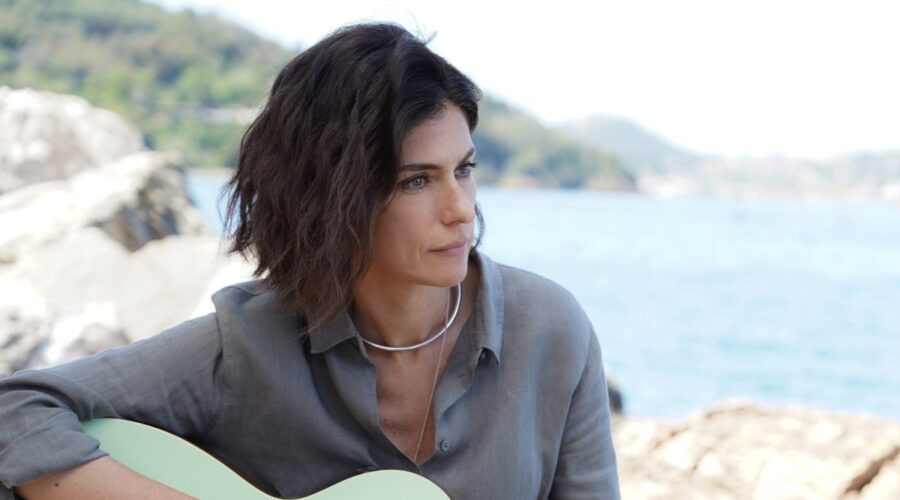 Anna Valle (Anna Reali) in una scena per “Le onde del passato”. Credits: RTI Mediaset.