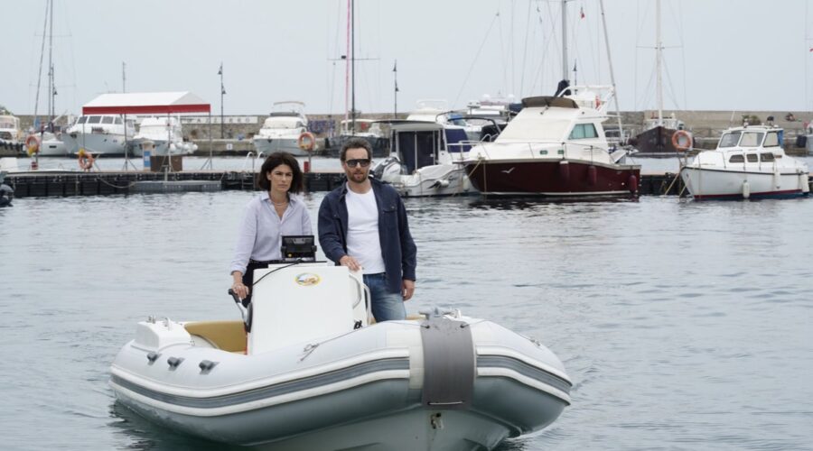 Da sinistra: Anna Valle (Anna Reali) e Giorgio Marchesi (Luca) in un posato per “Le onde del passato”. Credits: RTI Mediaset.