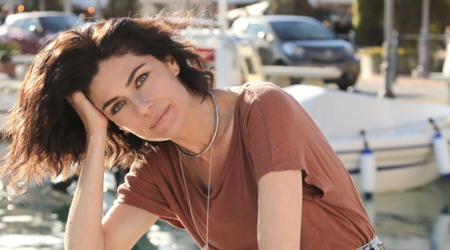 Anna Valle (Anna Reali) in una scena per “Le onde del passato”. Credits: RTI Mediaset.