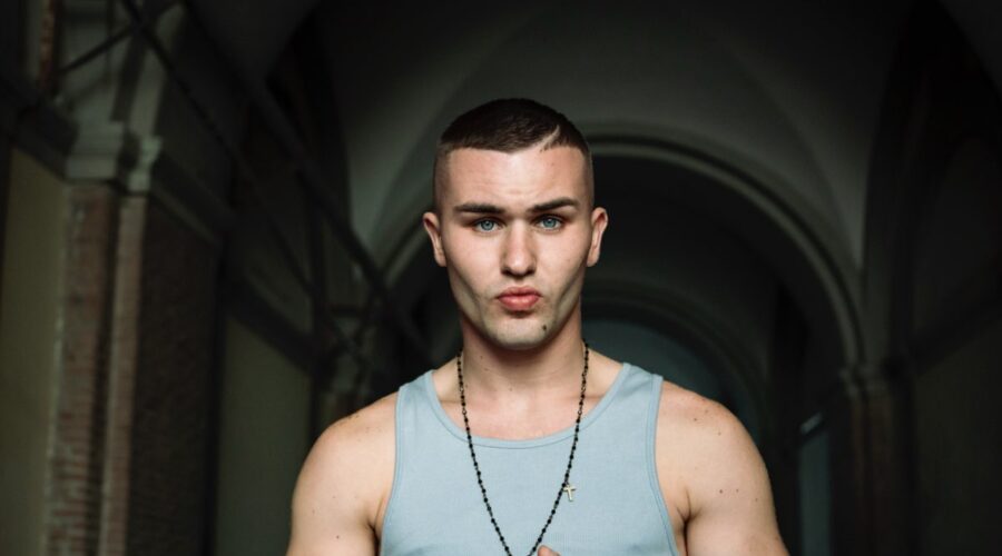 Artem (Pino) in un posato per “Mare Fuori”. Credits: Sabrina Cirillo e Rai.