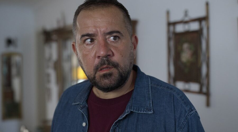 Ata Demirer (Isa) in una scena di “Segreti e Scommesse”. Credits: Netflix.