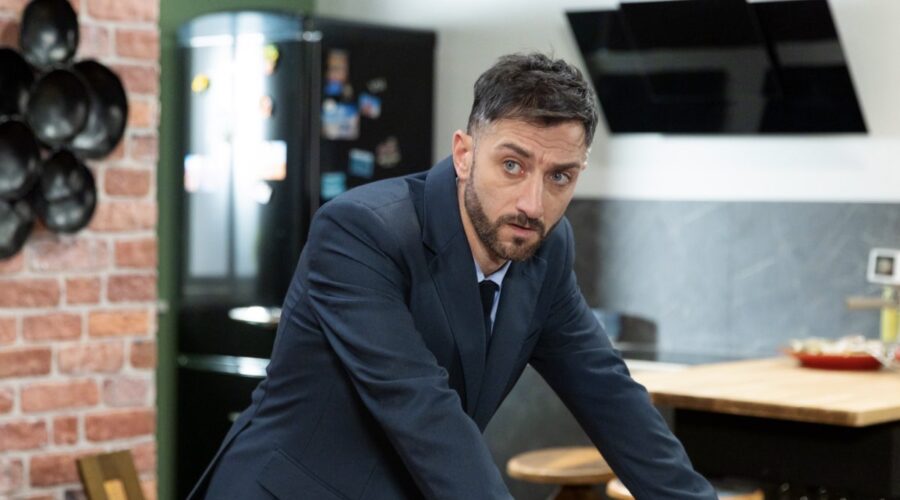 Carlo Caracciolo (Gennaro) in una scena di “Un Posto al Sole”. Credits: Rai.