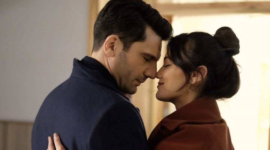 Kaan Urgancıoğlu (Ilgaz) e Pınar Deniz (Ceylin) in una scena di “Segreti di famiglia”. Credits: Mediaset Infinity.