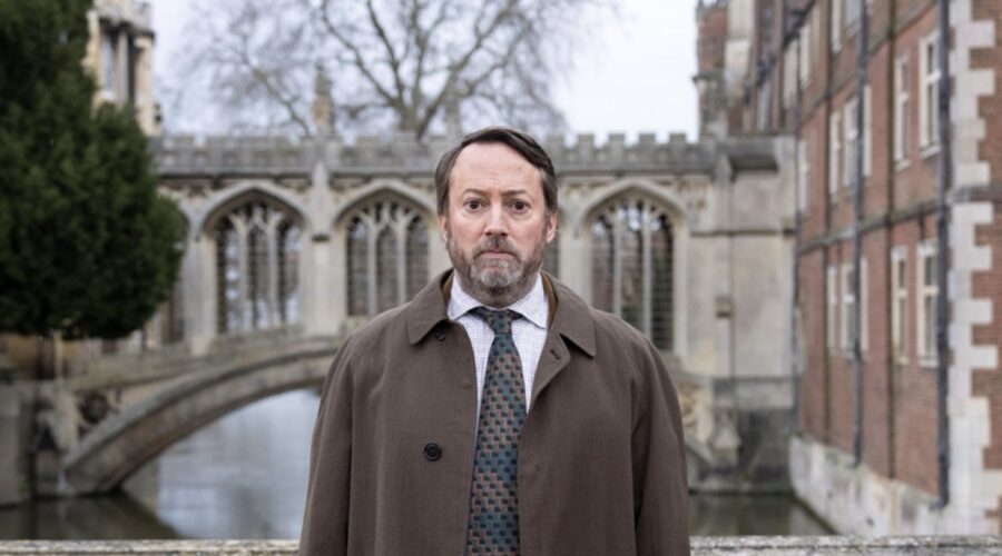 David Mitchell (John) in una scena di “Ludwig”. Credits: Giallo/ BBC.