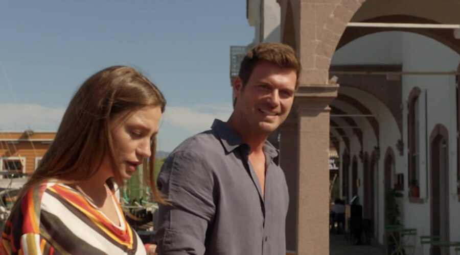 Da sinistra: Serenay Sarikaya (Devin) e Kivanç Tatlitug (Aslan) in una scena di “The Family”. Credits: RTI Mediaset.