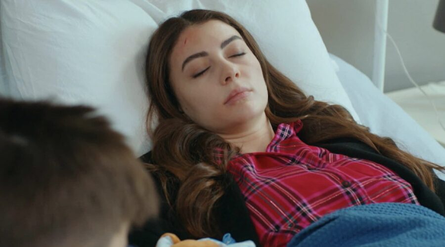 Burcu Özberk (Esra Erten) in una scena di “Love, Reason, Get Even”. Credits: RTI Mediaset.