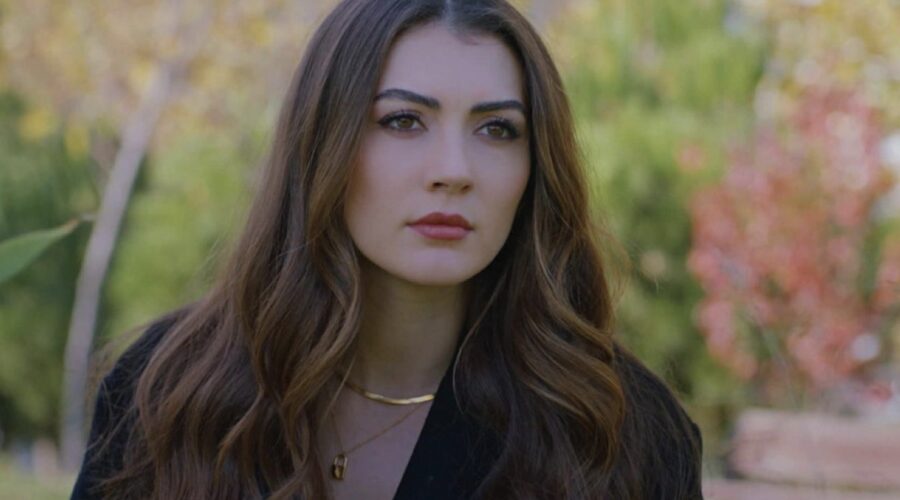 Burcu Özberk (Esra Erten) in una scena di “Love, Reason, Get Even”. Credits: RTI Mediaset.