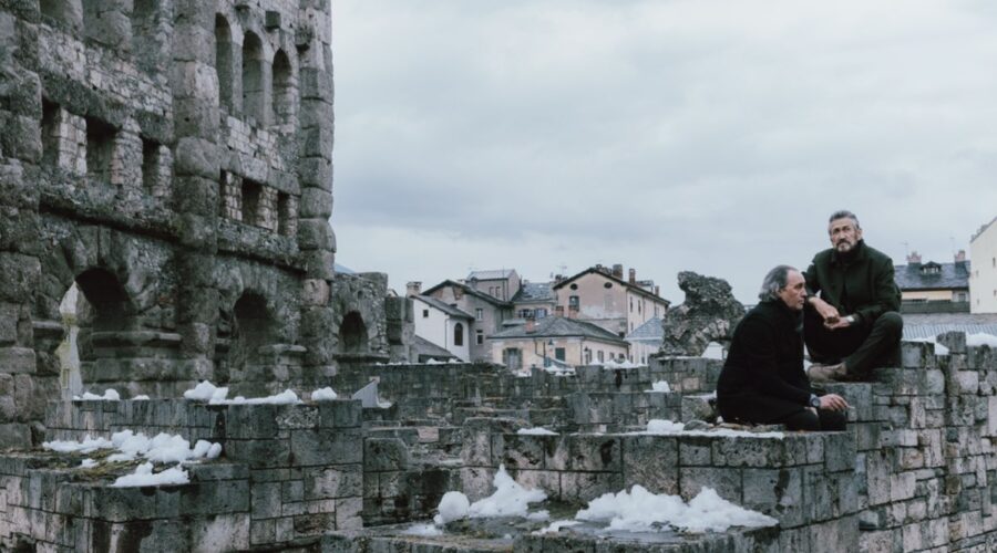 Da sinistra: Sorrentino e Giallini in una scena di “Rocco Schiavone”. Credits: Rai.