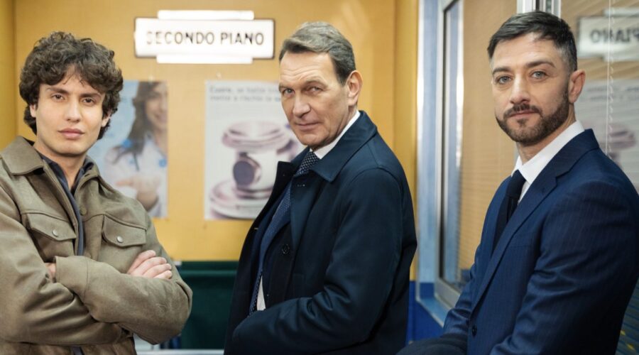 Da sinistra: Gianluca Spagnoli (Vinicio), Riccardo Carbonelli Polizzy (Roberto) e Carlo Caracciolo (Gennaro) in una scena di “Un Posto Al Sole”. Credits: Rai.