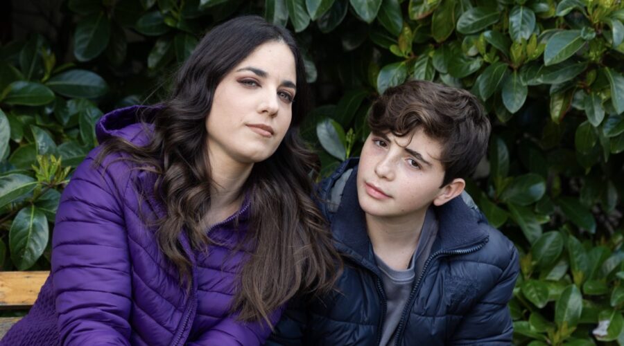 Da sinistra: Gina Amarante (Manuela) e Gennaro De Simone (Jimmy) in una scena di “Un Posto al Sole”. Credits: Rai.