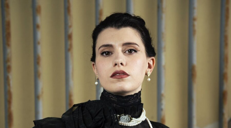 Giovanna Sannino (Carmela) in un posato per “Mare Fuori”. Credits: Sabrina Cirillo e Rai.