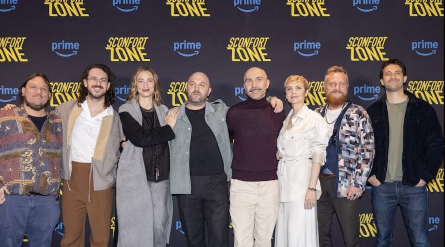 Il Cast Di Sconfort Zone Al Photocall Credits Prime Video