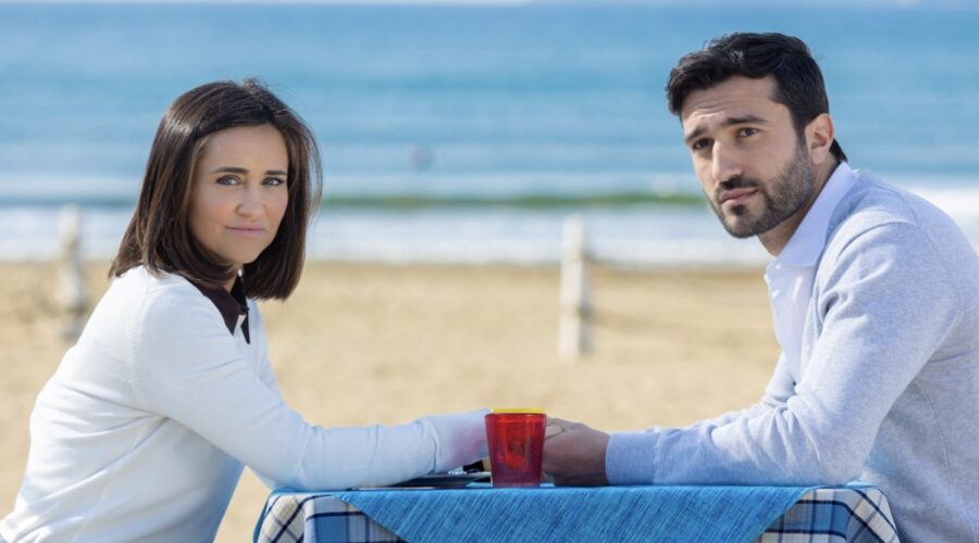 Da sinistra: Ilenia Lazzarin (Viola) e Luigi Miele (Damiano) in una scena di “Un Posto Al Sole”. Credits: Rai.