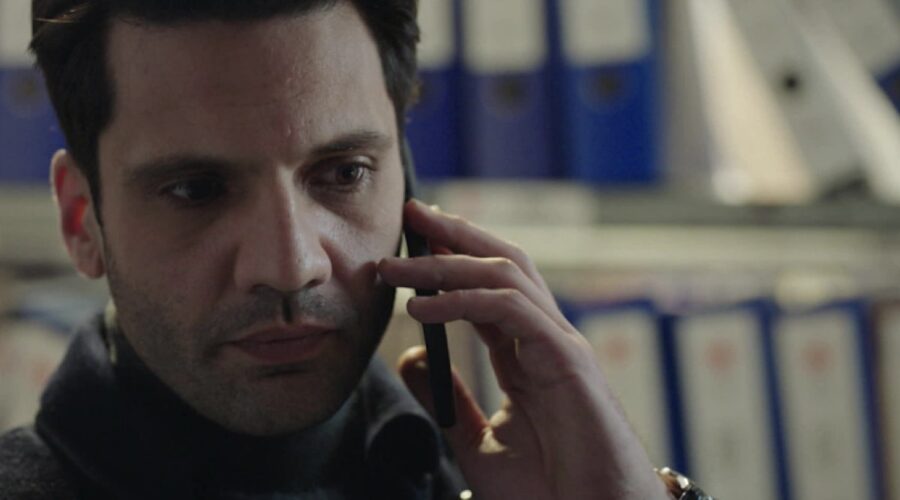 Kaan Urgancioglu (Ilgaz Kaya) in una scena di “Segreti di Famiglia”. Credits: Mediaset Infinity.