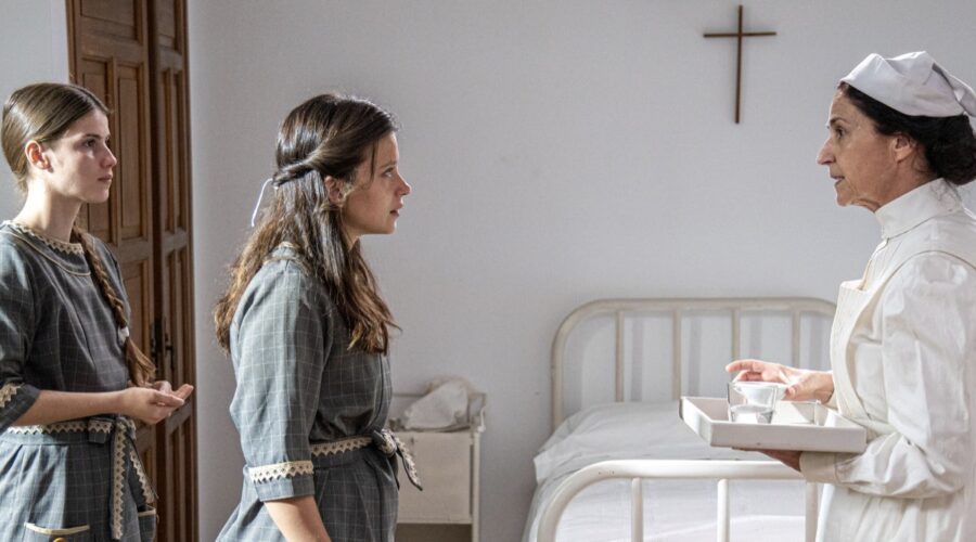 Da sinistra: Claudia Oslè (Juana), Amparo Pinero (Martina) ne “La Promessa”. Credits: RTI Mediaset.