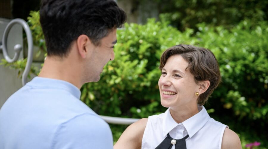 Da sinistra: Marcel Zuschlag (Leander Saalfeld) e Dorothée Neff (Eleni Schwarzbach) in una scena di “Tempesta d'amore”. Credits: Das Erste/Rti Mediaset.
