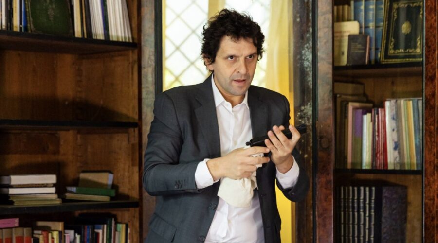 Marco Mario De Notaris (Fusco) in “Un Posto al Sole”. Credits: Rai.