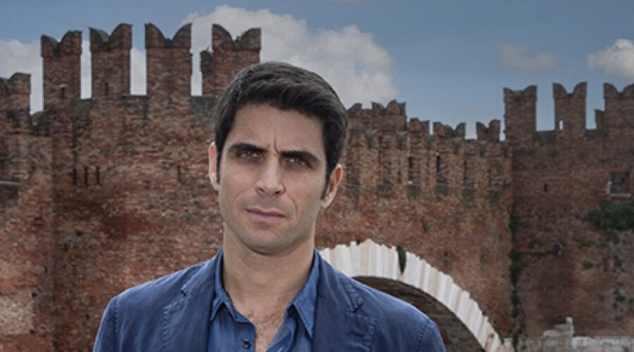 Marco Rossetti (Marco) in un posato per “Costanza”. Credits: Rai.