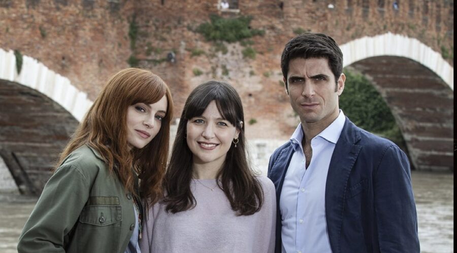 Da sinistra: Miriam Dalmazio (Costanza), Alessia Gazzola (scrittrice) e Marco Rossetti (Marco) in un posato per “Costanza”. Credits: Rai.