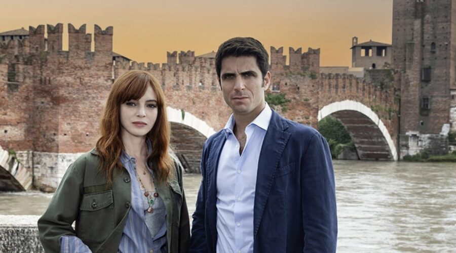 Da sinistra: Miriam Dalmazio (Costanza) e Marco Rossetti (Marco) in un posato per “Costanza”. Credits: Rai.