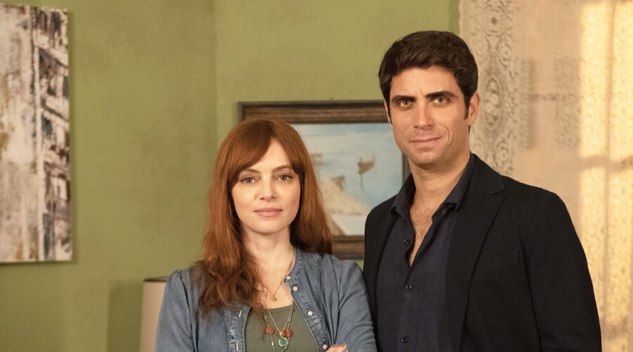 Da sinistra: Miriam Dalmazio (Costanza) e Marco Rossetti (Marco) in un posato per “Costanza”. Credits: Rai.
