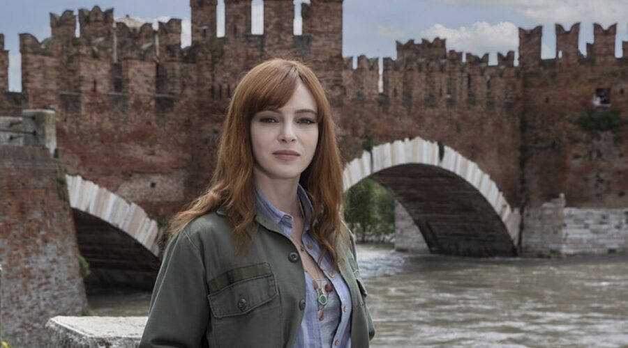 Miriam Dalmazio (Costanza) in un posato per “Costanza”. Credits: Rai.