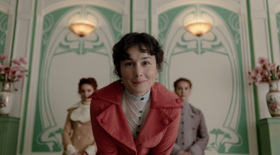 Nadia de Santiago (Elena) in una scena di “Manuale per signorine”. Credits: Manuel Fernández Valdes/NETFLIX © 2024.