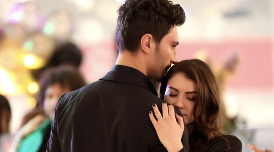 Da sinistra: Ilhan Sen (Ozan Korfali) e Burcu Özberk (Esra Erten) giovani in una scena di “Love, Reason, Get Even”. Credits: RTI Mediaset.