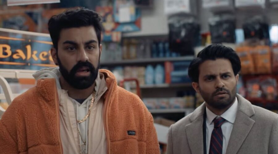 Da sinistra: Saagar Shaikh (Raj Dar) e Asif Ali (Mir Dar) nel trailer ufficiale di “Deli Boys”. Credits: Disney+.