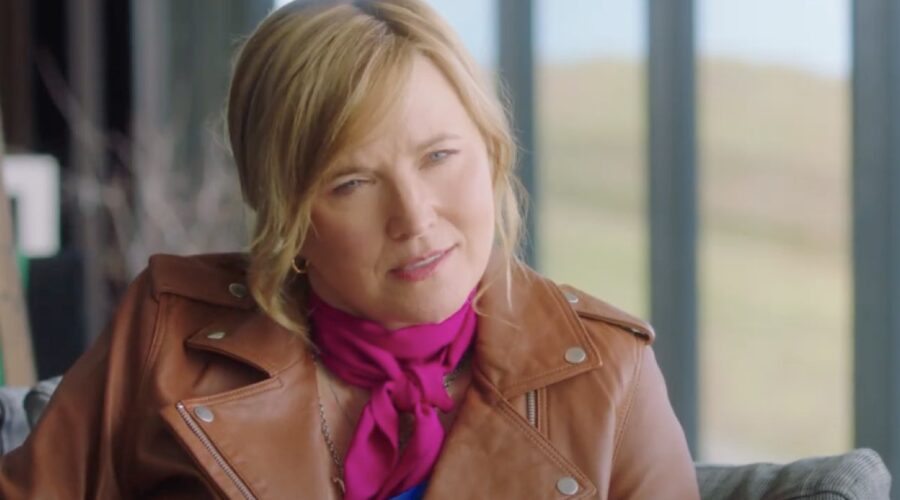 Screenshot di Lucy Lawless (Alexa) nel trailer di “Alexa: Vita Da Detective 3”. Credits: Acorn Tv.