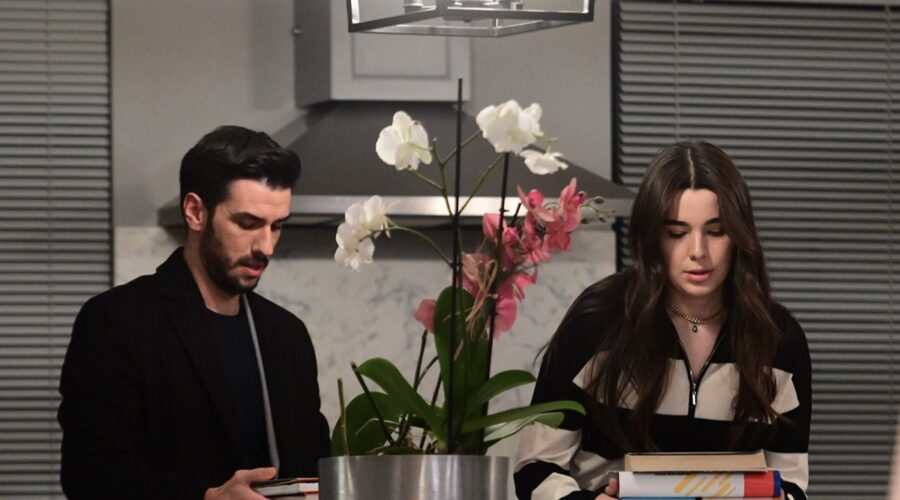 Tradimento I Canale 5 - 1a Tv Aras Aydin (Behram Dicleli) E Feyza Sevil Güngör (Oylum Yenersoy) Credits Rete In Rete