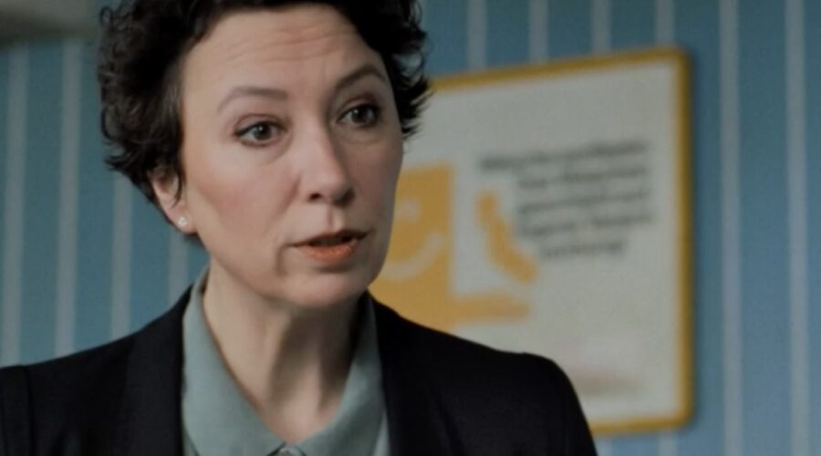 Screenshot di Ursula Strauss (Angelika) in una scena di “Fast Forward” 8. Credits: Rai.