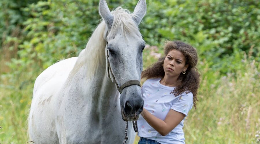Soluna-Delta Kokoò (Ana) in una scena di “Tempesta d'amore” Credits: Credits: Das Erste/RTI Mediaset.