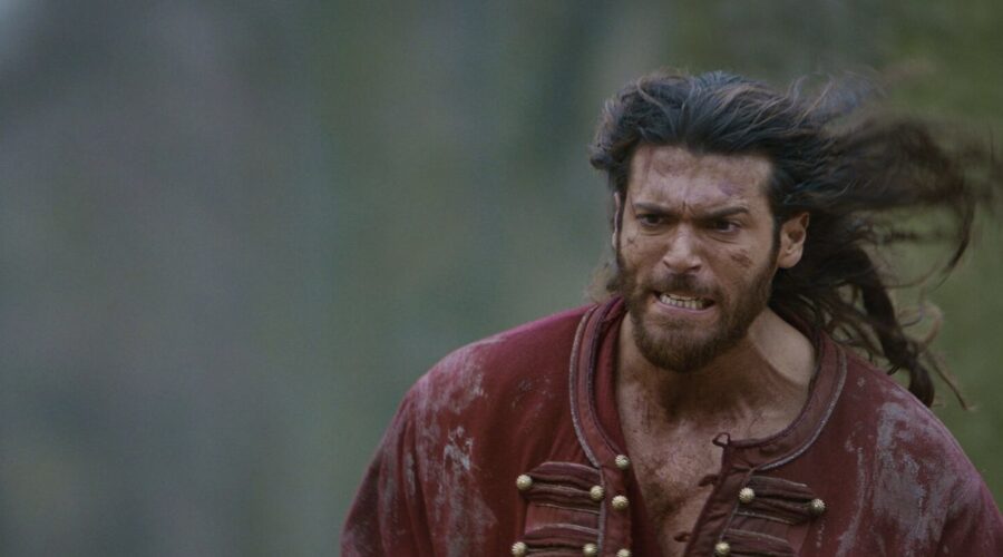 Can Yaman (Hasan Balaban) in una scena de “Il Turco”. Credits: RTI Mediaset.