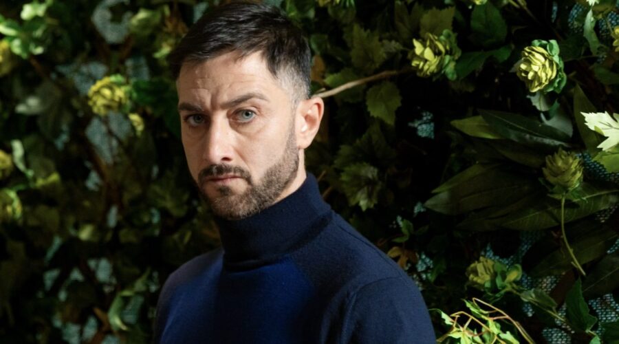 Carlo Caracciolo (Gennaro) in una scena di “Un Posto al Sole”. Credits: Rai.